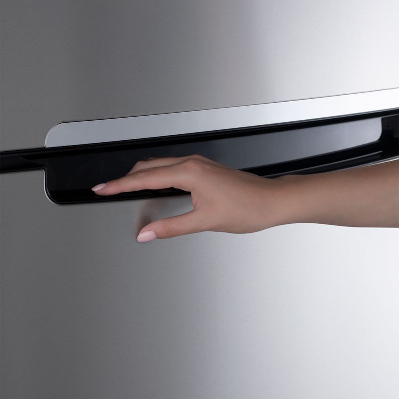 Refrigerador-Top-Mount-de-408-litros-de-capacidad-con-puertas-en-lamina-lisa-y-manija-frontal-RI-575-CR