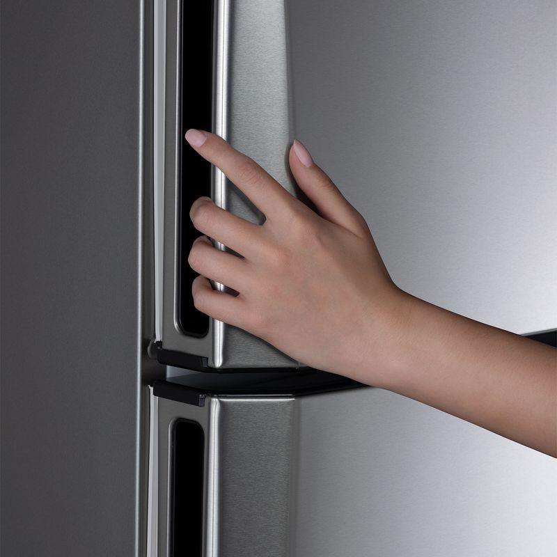 Refrigerador-Top-Mount-de-408-litros-de-capacidad-con-dispensador-de-agua-y-bandejas-de-vidrio-RI-580-CR