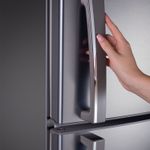 Refrigerador-Top-Mount-de-300-litros-de-capacidad-con-dispensador-de-agua-RI-405-CD