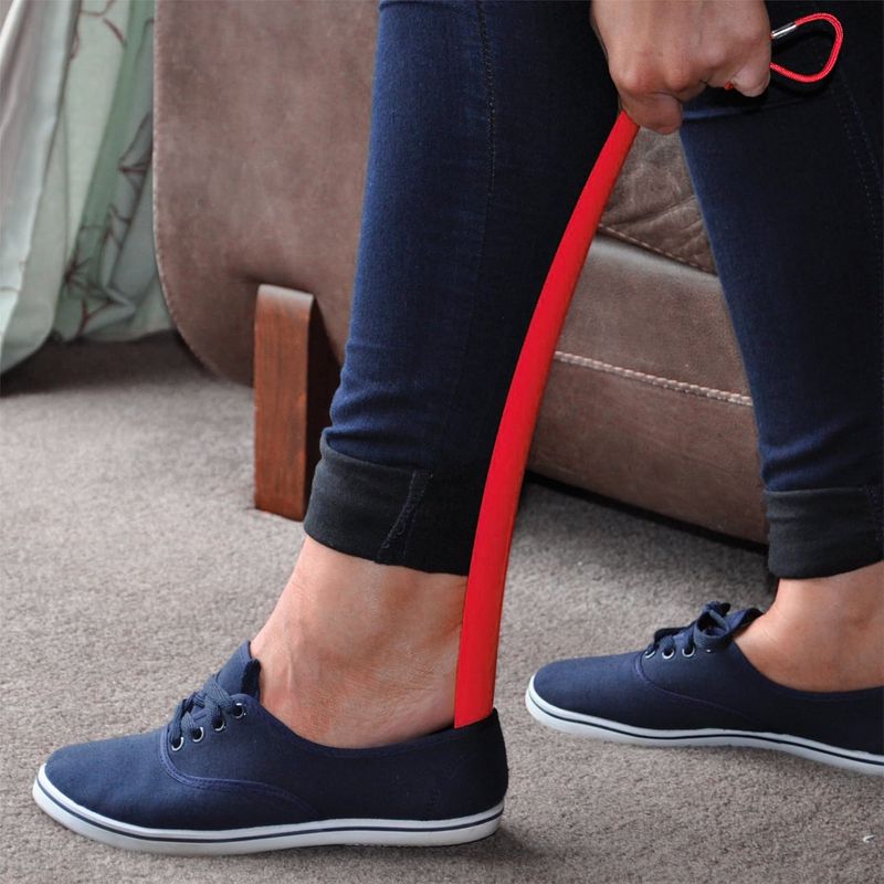 Calzador-para-zapatos-de-plastico-varios-colores-de-55-cm.