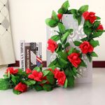 Rama-artificial-verde-claro-y-hojas-verdes-oscuras-con-flores-rojas.