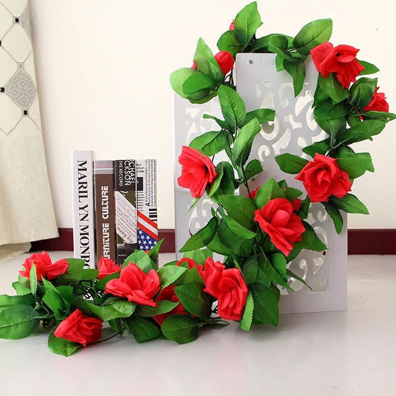Rama-artificial-verde-claro-y-hojas-verdes-oscuras-con-flores-rojas.