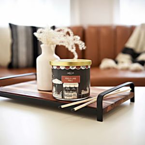 Vela con aroma FEELS LIKE DALL y contiene 3 mechas; 396 g. - CANDLE LITE