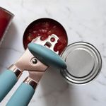 Abridor-de-latas-universal-plateado-con-verde-de-estructura-de-acero-inoxidable.