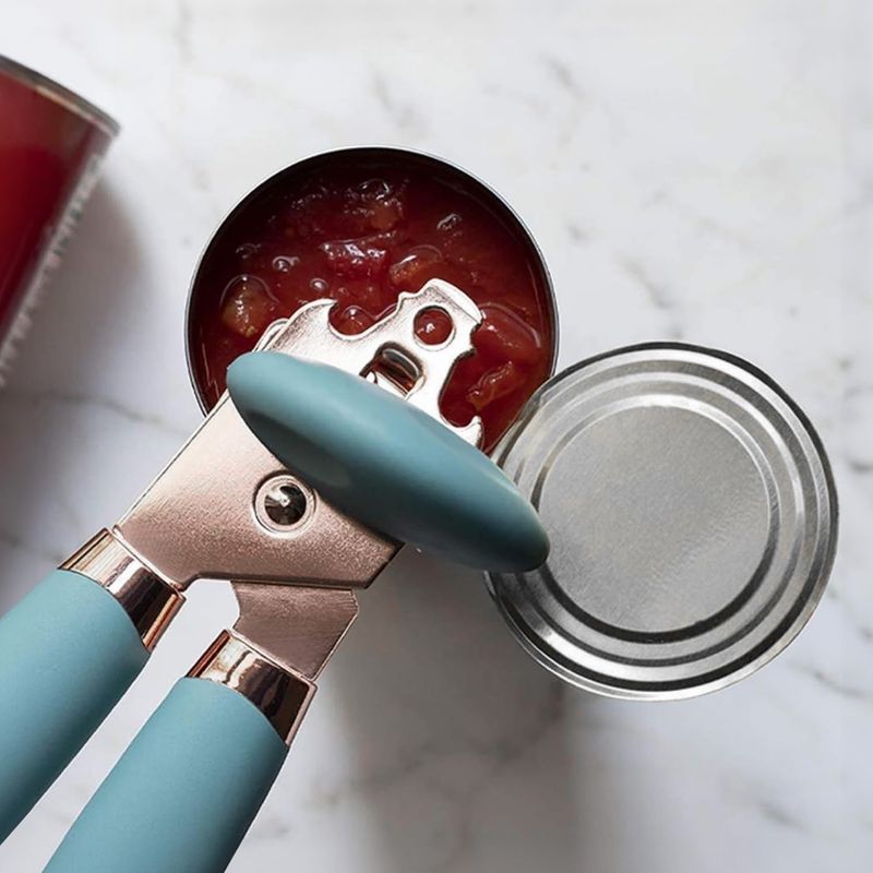 Abridor-de-latas-universal-plateado-con-verde-de-estructura-de-acero-inoxidable.