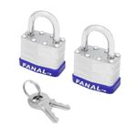 Candado-laminado-plateado-de-50-mm-fabricado-con-placas-metalicas-de-acero-que-ofrecen-maxima-seguridad.