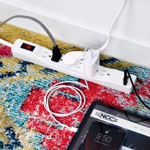 Regleta con 6 salidas aterrizadas + 2 puertos USB de carga de 2.1 Amp. - STANLEY