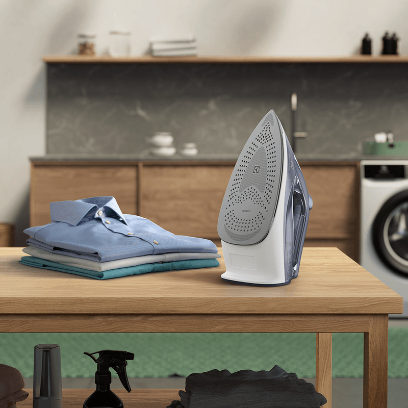 Plancha-a-vapor-Essential-de-1500W-azul.