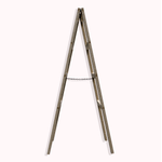 Escalera-decorativa-para-una-solucion-elegante-y-funcional-de-exhibicion.