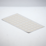 Tapa-Adhesiva-Blanca-diseñada-para-cubrir-y-disimular-los-orificios-o-cabezas-de-tornillos-en-tableros-de-madera