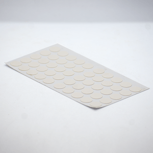 Tapa Adhesiva Blanca diseñada para cubrir y disimular los orificios o cabezas de tornillos en tableros de madera - TAPFAST