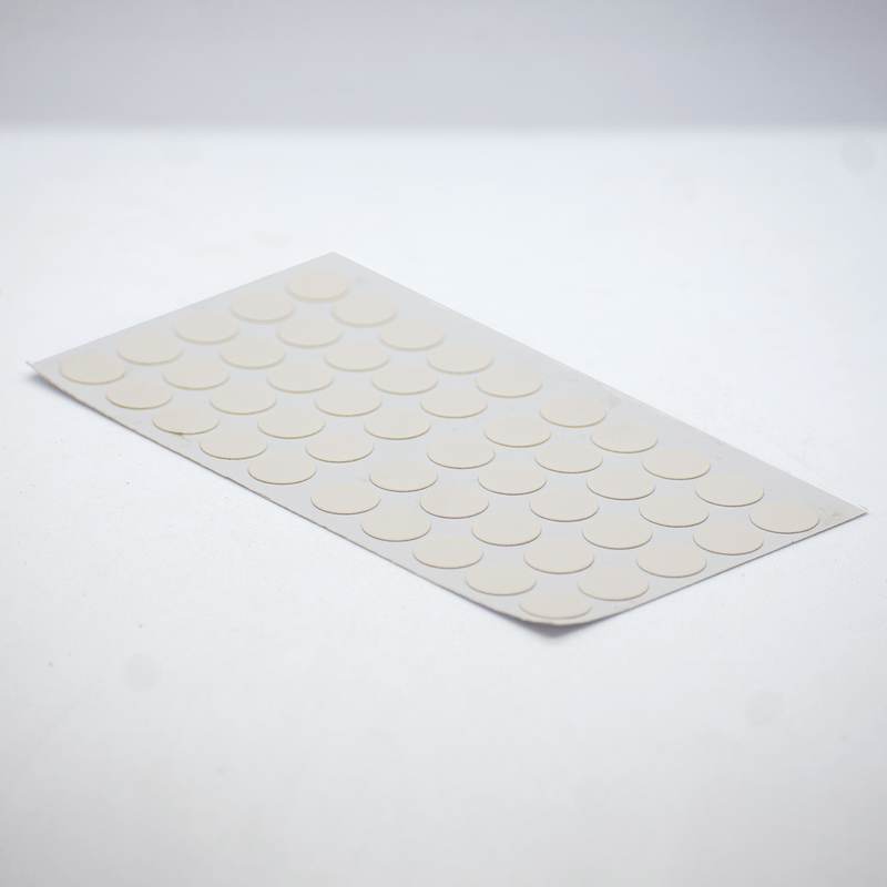 Tapa-Adhesiva-Blanca-diseñada-para-cubrir-y-disimular-los-orificios-o-cabezas-de-tornillos-en-tableros-de-madera