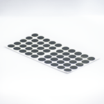 Tapa-Adhesiva-Negra-diseñada-para-cubrir-y-disimular-los-orificios-o-cabezas-de-tornillos-en-tableros-de-madera