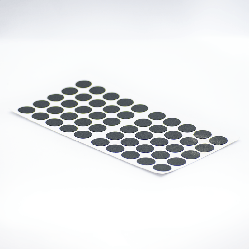 Tapa-Adhesiva-Negra-diseñada-para-cubrir-y-disimular-los-orificios-o-cabezas-de-tornillos-en-tableros-de-madera