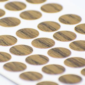 Tapa Adhesiva Caramelo diseñada para cubrir y disimular los orificios o cabezas de tornillos en tableros de madera - TAPFAST