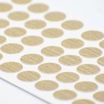 Tapa-Adhesiva-Nacar-diseñada-para-cubrir-y-disimular-los-orificios-o-cabezas-de-tornillos-en-tableros-de-madera
