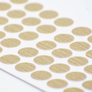 Tapa Adhesiva Nacar diseñada para cubrir y disimular los orificios o cabezas de tornillos en tableros de madera - TAPFAST