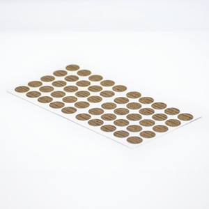 Tapa Adhesiva Bellota diseñada para cubrir y disimular los orificios o cabezas de tornillos en tableros de madera - TAPFAST