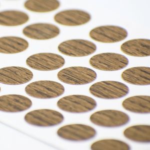 Tapa Adhesiva Bellota diseñada para cubrir y disimular los orificios o cabezas de tornillos en tableros de madera - TAPFAST