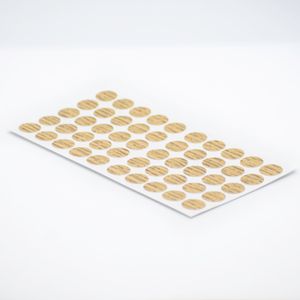 Tapa Adhesiva Macadamia diseñada para cubrir y disimular los orificios o cabezas de tornillos en tableros de madera - TAPFAST