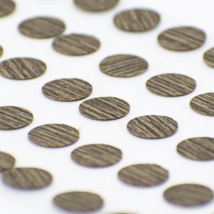 Tapa Adhesiva Milan diseñada para cubrir y disimular los orificios o cabezas de tornillos en tableros de madera - TAPFAST