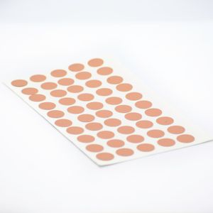 Tapa Adhesiva Arupo diseñada para cubrir y disimular los orificios o cabezas de tornillos en tableros de madera - TAPFAST