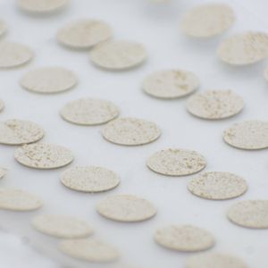 Tapa Adhesiva Tivoli diseñada para cubrir y disimular los orificios o cabezas de tornillos en tableros de madera - TAPFAST