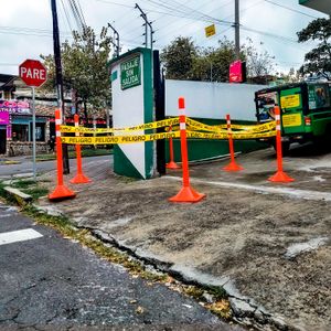 Poste de seguridad vial / delimitador de de 1,40 m de alto x 35 cm de base + dos bandas reflectivas. - ALTOEAR