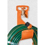 Gancho-plastico-naranja-para-manguera-de-jardin