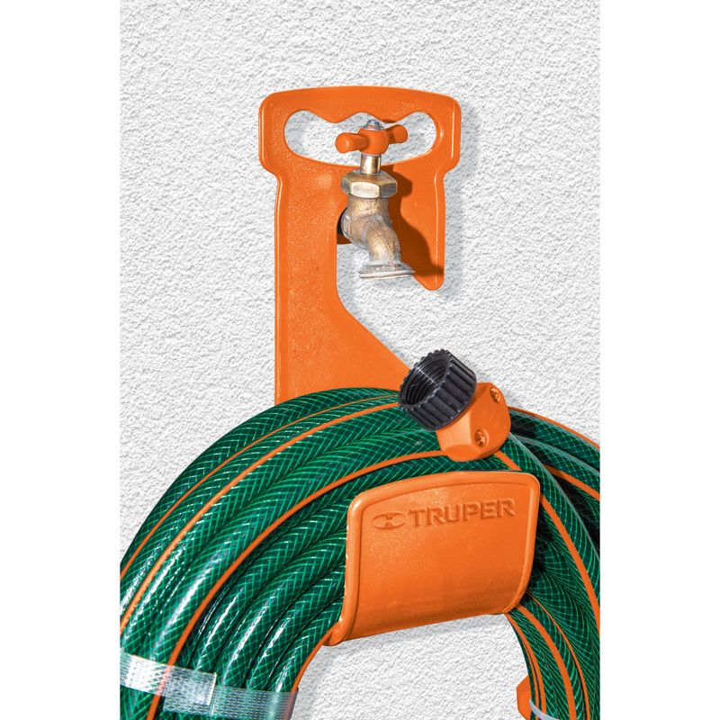 Gancho-plastico-naranja-para-manguera-de-jardin