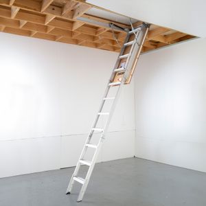 Escalera para ático de aluminio de 25,5 x 54 pulgadas. - LOUISVILLE LADDER
