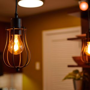 Foco LED Filamento CLASSIC VINTAGE 1906 Ámbar de 5W con luz amarilla de 550 lm y base E27. - LEDVANCE
