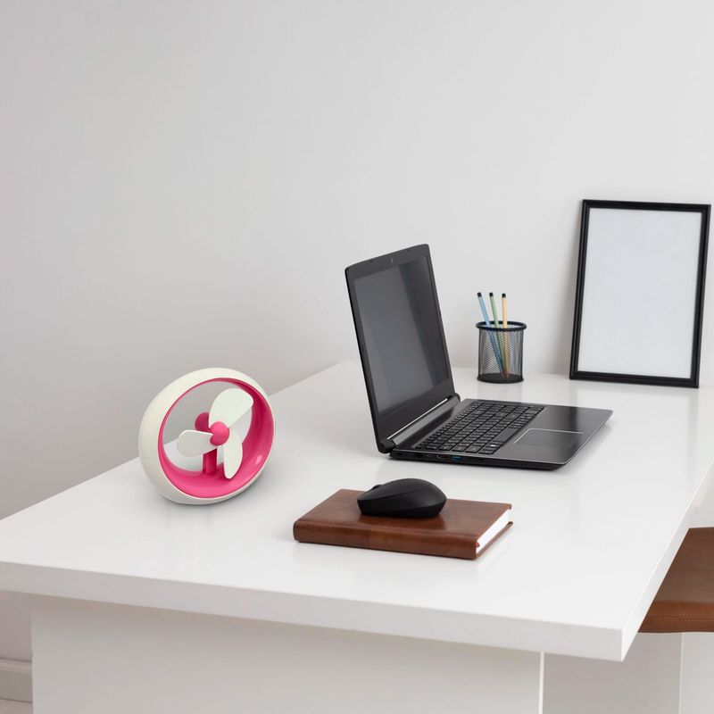 Ventilador-de-escritorio-compacto-de-uso-personal--con-3-aspas-de-espuma.-Ideal-para-escritorios-cubiculos-mesas-etc.