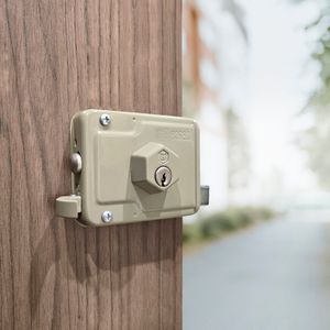 Cerradura de sobreponer 864 de 50 mm CLASICA con apertura hacia la derecha. - GATO