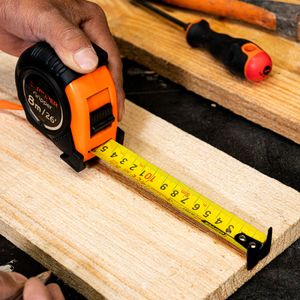 Flexómetro GRIPPER de 8 m con cinta de 25 mm, resistente a impactos. - TRUPER