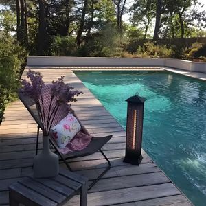 Calefactor de patio tipo farol color negro con 1500W de potencia. - WRT