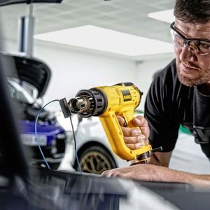 Pistola de calor de 1500W con motor de 12 Amp con temperatura de 50°C a 600°C y pantalla LCD. - DEWALT