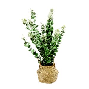 Planta artificial de eucalipto en maceta plástica y cobertor tejido de paja. - BOTANICAL DECORATIONS