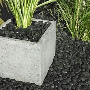 Piedra decorativa negra con pulido natural, redondeadas y no deformables. - HOME & STYLING