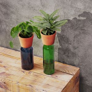 Maceta para botellas con sistema de autorriego para plantas pequeñas. - KIKKERLAND