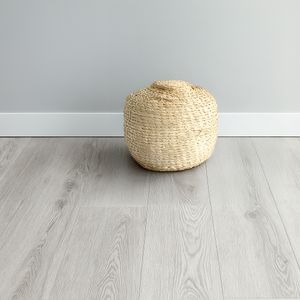Piso flotante SPC GRIS claro de 122 x 18 cm x 5 mm con textura de madera Caja 1.76 m2. - MAX FLOORING