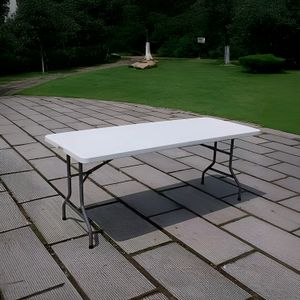Banca PEGABLE de plástico blanca de 183 x 30 x 43 cm con estructura de acero. - DRM
