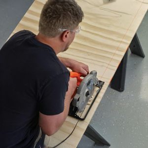Sierra circular de 7-1/4" de 1500W de 1,4HP a 13 Amp con láser guía (rojo). - BLACK + DECKER