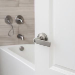 Manija para baño o dormitorio LYON sin llave de acabado níquel satinado. - FANAL