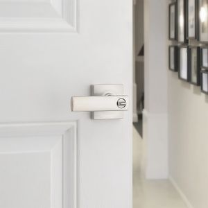 Cerradura tipo manija sin llave para baño y dormitorio BRETON de acabado en nikel satinado. - KWIKSET