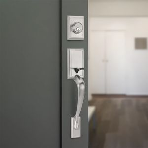 Juego de entrada principal con cerradura tipo gatillo en acabado satinado. - KWIKSET