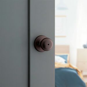 Cerradura para baño o dormitorio BRONCE VENECIANO COVE con tecnología antibacterial. - KWIKSET