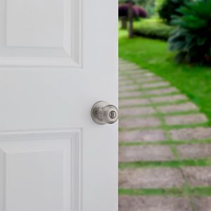 Cerradura para dormitorio con llave NIKEL SATIN COVE con tecnología antibacterial. - KWIKSET