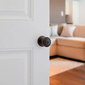 Cerradura para dormitorio con llave BRONCE VENECIANO COVE con tecnología antibacterial. - KWIKSET