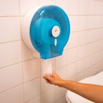 Dispensador-de-papel-higienico-color-azul-transparente.---WRT